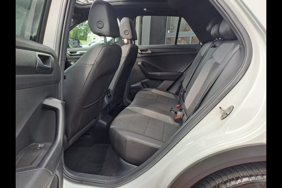 Volkswagen T-Roc 2.0 TSI 190PK 4Motion Sport | R-line | Pano | Navi | App-connect | Trekhaak | Stoelverwarming | Virtual | Camera | Vol |