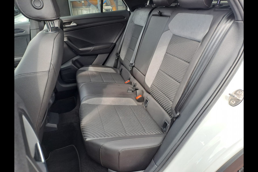 Volkswagen T-Roc 2.0 TSI 190PK 4Motion Sport | R-line | Pano | Navi | App-connect | Trekhaak | Stoelverwarming | Virtual | Camera | Vol |