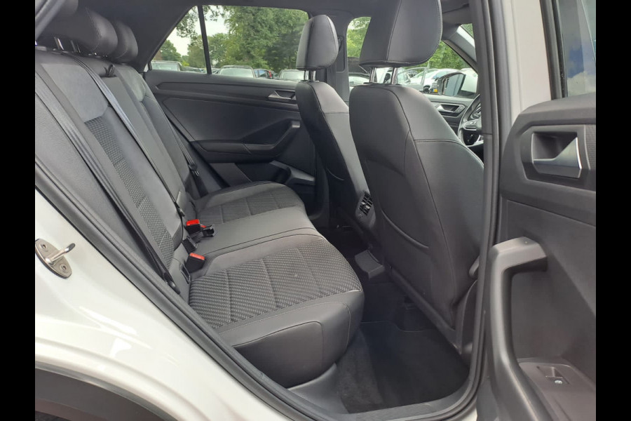 Volkswagen T-Roc 2.0 TSI 190PK 4Motion Sport | R-line | Pano | Navi | App-connect | Trekhaak | Stoelverwarming | Virtual | Camera | Vol |
