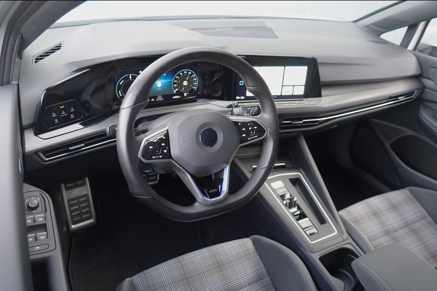 Volkswagen Golf 1.4 eHybrid GTE / Navigatie / Cruise / 18 Inch LMV / Adaptieve Cruise