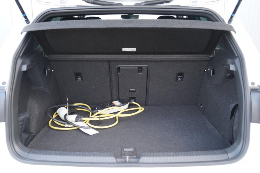 Volkswagen Golf 1.4 eHybrid GTE / Navigatie / Cruise / 18 Inch LMV / Adaptieve Cruise