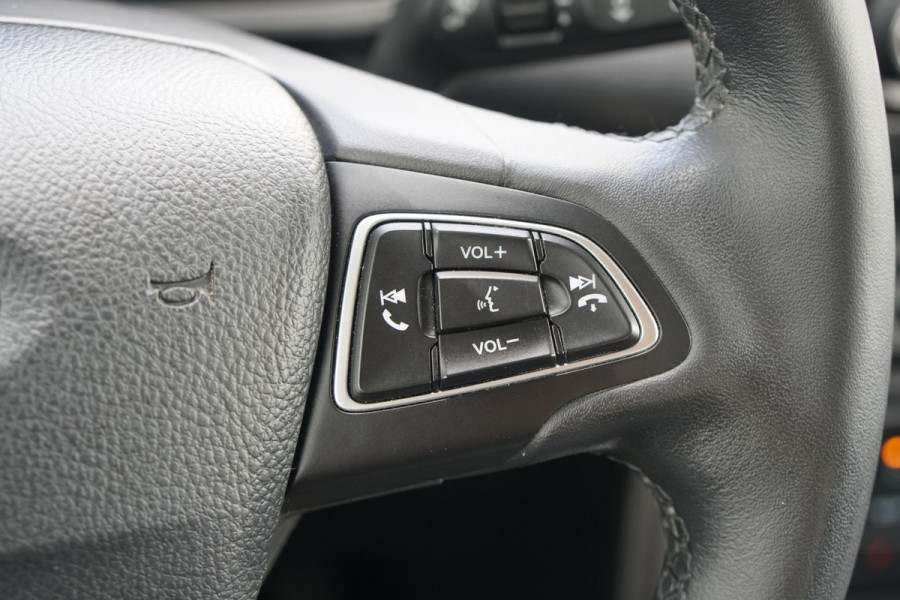 Ford EcoSport 1.0 EcoBoost Titanium + CAMERA / SENSOREN / STOEL, STUURWIEL & VOORRUITVERWARMING