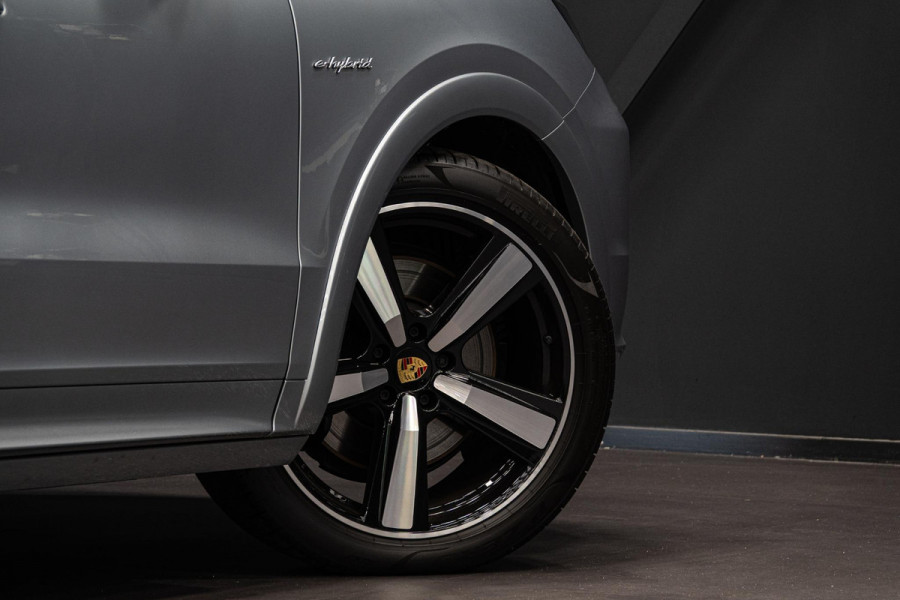 Porsche Cayenne 3.0 E-Hybrid *Burmester 3D / Achteras-besturing / Panorama / Passenger-display / Keyless / HUD*