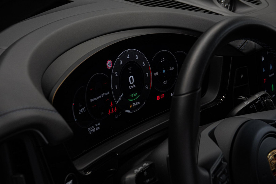 Porsche Cayenne 3.0 E-Hybrid *Burmester 3D / Achteras-besturing / Panorama / Passenger-display / Keyless / HUD*