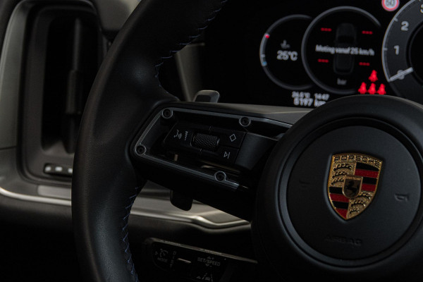 Porsche Cayenne 3.0 E-Hybrid *Burmester 3D / Achteras-besturing / Panorama / Passenger-display / Keyless / HUD*