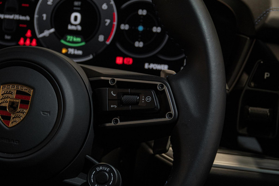 Porsche Cayenne 3.0 E-Hybrid *Burmester 3D / Achteras-besturing / Panorama / Passenger-display / Keyless / HUD*