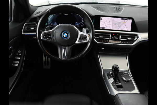 BMW 3-serie 320e M-Sport | Panoramadak | Adaptive cruise | Leder | Trekhaak | Head-Up | Camera | Stoel & stuurverwarming | Carplay | Navigatie | Sfeerverlichting | Live Cockpit