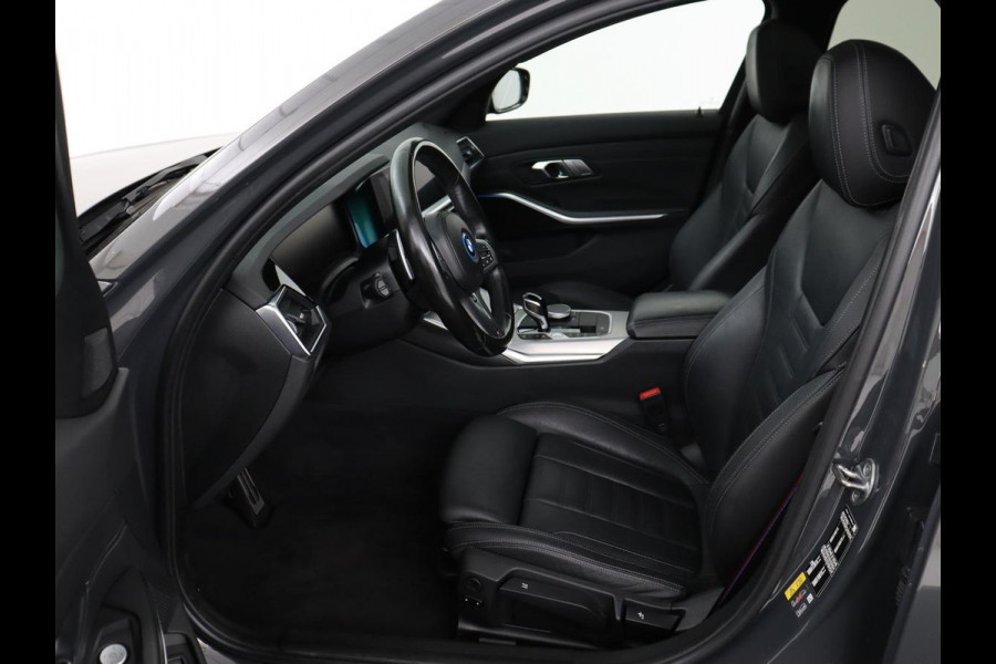 BMW 3-serie 320e M-Sport | Panoramadak | Adaptive cruise | Leder | Trekhaak | Head-Up | Camera | Stoel & stuurverwarming | Carplay | Navigatie | Sfeerverlichting | Live Cockpit