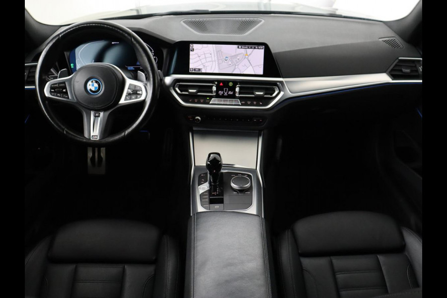 BMW 3-serie 320e M-Sport | Panoramadak | Adaptive cruise | Leder | Trekhaak | Head-Up | Camera | Stoel & stuurverwarming | Carplay | Navigatie | Sfeerverlichting | Live Cockpit