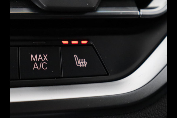 BMW 3-serie 320e M-Sport | Panoramadak | Adaptive cruise | Leder | Trekhaak | Head-Up | Camera | Stoel & stuurverwarming | Carplay | Navigatie | Sfeerverlichting | Live Cockpit