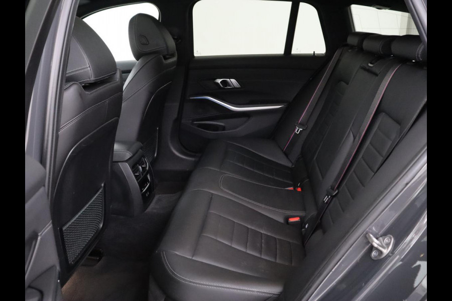 BMW 3-serie 320e M-Sport | Panoramadak | Adaptive cruise | Leder | Trekhaak | Head-Up | Camera | Stoel & stuurverwarming | Carplay | Navigatie | Sfeerverlichting | Live Cockpit