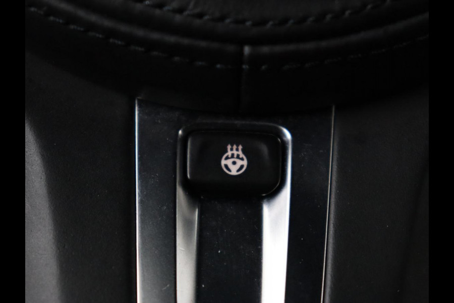 BMW 3-serie 320e M-Sport | Panoramadak | Adaptive cruise | Leder | Trekhaak | Head-Up | Camera | Stoel & stuurverwarming | Carplay | Navigatie | Sfeerverlichting | Live Cockpit
