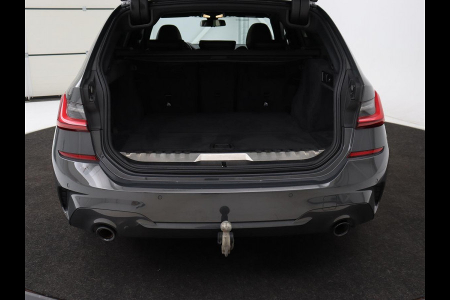 BMW 3-serie 320e M-Sport | Panoramadak | Adaptive cruise | Leder | Trekhaak | Head-Up | Camera | Stoel & stuurverwarming | Carplay | Navigatie | Sfeerverlichting | Live Cockpit