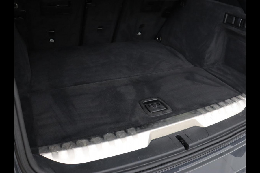 BMW 3-serie 320e M-Sport | Panoramadak | Adaptive cruise | Leder | Trekhaak | Head-Up | Camera | Stoel & stuurverwarming | Carplay | Navigatie | Sfeerverlichting | Live Cockpit