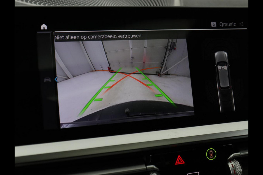 BMW 3-serie 320e M-Sport | Panoramadak | Adaptive cruise | Leder | Trekhaak | Head-Up | Camera | Stoel & stuurverwarming | Carplay | Navigatie | Sfeerverlichting | Live Cockpit
