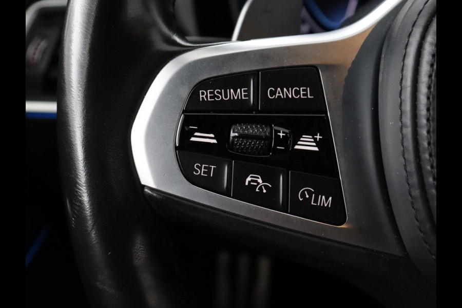BMW 3-serie 320e M-Sport | Panoramadak | Adaptive cruise | Leder | Trekhaak | Head-Up | Camera | Stoel & stuurverwarming | Carplay | Navigatie | Sfeerverlichting | Live Cockpit