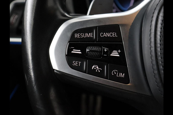 BMW 3-serie 320e M-Sport | Panoramadak | Adaptive cruise | Leder | Trekhaak | Head-Up | Camera | Stoel & stuurverwarming | Carplay | Navigatie | Sfeerverlichting | Live Cockpit