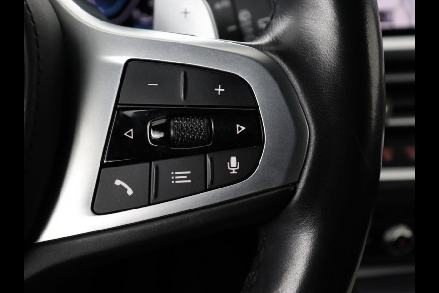 BMW 3-serie 320e M-Sport | Panoramadak | Adaptive cruise | Leder | Trekhaak | Head-Up | Camera | Stoel & stuurverwarming | Carplay | Navigatie | Sfeerverlichting | Live Cockpit