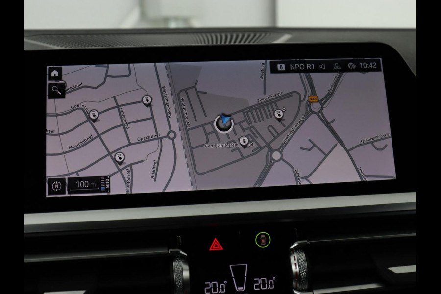 BMW 3-serie 320e M-Sport | Panoramadak | Adaptive cruise | Leder | Trekhaak | Head-Up | Camera | Stoel & stuurverwarming | Carplay | Navigatie | Sfeerverlichting | Live Cockpit