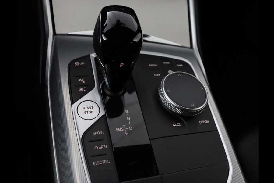 BMW 3-serie 320e M-Sport | Panoramadak | Adaptive cruise | Leder | Trekhaak | Head-Up | Camera | Stoel & stuurverwarming | Carplay | Navigatie | Sfeerverlichting | Live Cockpit