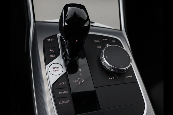 BMW 3-serie 320e M-Sport | Panoramadak | Adaptive cruise | Leder | Trekhaak | Head-Up | Camera | Stoel & stuurverwarming | Carplay | Navigatie | Sfeerverlichting | Live Cockpit