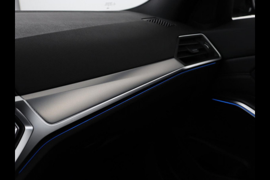 BMW 3-serie 320e M-Sport | Panoramadak | Adaptive cruise | Leder | Trekhaak | Head-Up | Camera | Stoel & stuurverwarming | Carplay | Navigatie | Sfeerverlichting | Live Cockpit