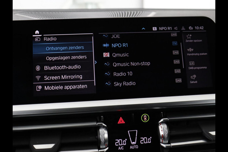 BMW 3-serie 320e M-Sport | Panoramadak | Adaptive cruise | Leder | Trekhaak | Head-Up | Camera | Stoel & stuurverwarming | Carplay | Navigatie | Sfeerverlichting | Live Cockpit