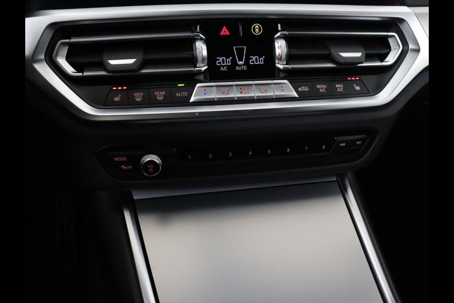 BMW 3-serie 320e M-Sport | Panoramadak | Adaptive cruise | Leder | Trekhaak | Head-Up | Camera | Stoel & stuurverwarming | Carplay | Navigatie | Sfeerverlichting | Live Cockpit