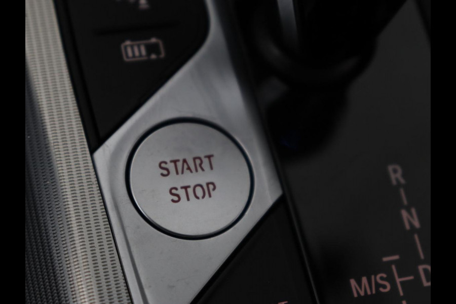 BMW 3-serie 320e M-Sport | Panoramadak | Adaptive cruise | Leder | Trekhaak | Head-Up | Camera | Stoel & stuurverwarming | Carplay | Navigatie | Sfeerverlichting | Live Cockpit