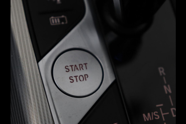 BMW 3-serie 320e M-Sport | Panoramadak | Adaptive cruise | Leder | Trekhaak | Head-Up | Camera | Stoel & stuurverwarming | Carplay | Navigatie | Sfeerverlichting | Live Cockpit