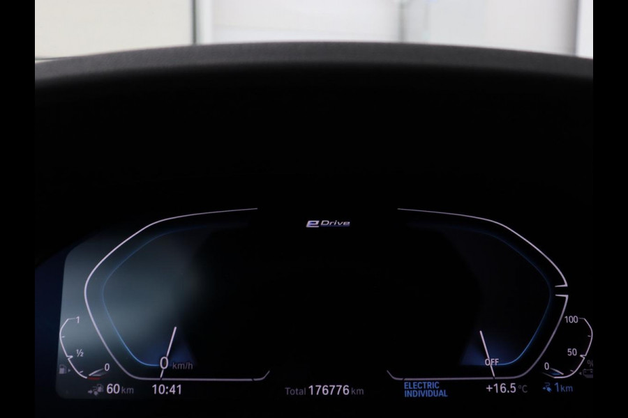 BMW 3-serie 320e M-Sport | Panoramadak | Adaptive cruise | Leder | Trekhaak | Head-Up | Camera | Stoel & stuurverwarming | Carplay | Navigatie | Sfeerverlichting | Live Cockpit