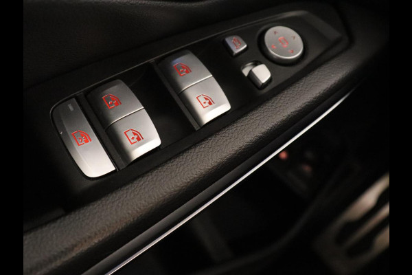 BMW 3-serie 320e M-Sport | Panoramadak | Adaptive cruise | Leder | Trekhaak | Head-Up | Camera | Stoel & stuurverwarming | Carplay | Navigatie | Sfeerverlichting | Live Cockpit