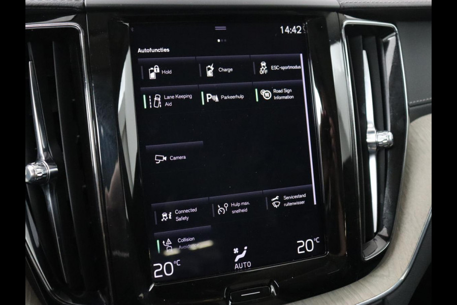 Volvo XC60 2.0 T8 Twin Engine AWD Inscription | Panoramadak | Trekhaak | Leder | Camera | Carplay | Navigatie | Full LED | Climate control