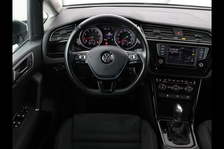 Volkswagen Touran 1.4 TSI R Line 7-persoons | Automaat | Stoelverwarming | Trekhaak | Camera | Massage | Adaptief LED | Parkeerhulp | Adaptive cruise