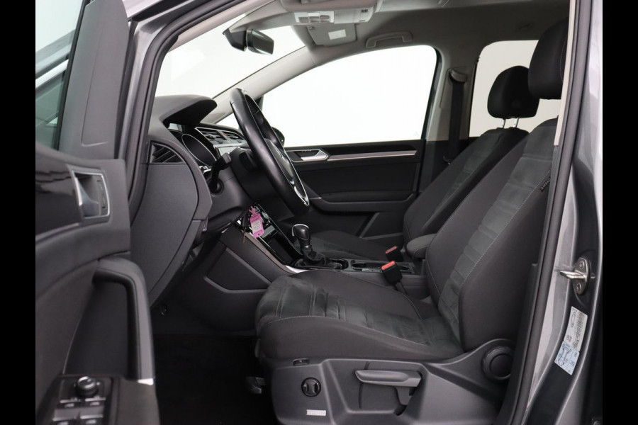 Volkswagen Touran 1.4 TSI R Line 7-persoons | Automaat | Stoelverwarming | Trekhaak | Camera | Massage | Adaptief LED | Parkeerhulp | Adaptive cruise