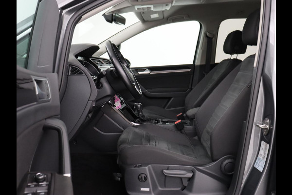 Volkswagen Touran 1.4 TSI R Line 7-persoons | Automaat | Stoelverwarming | Trekhaak | Camera | Massage | Adaptief LED | Parkeerhulp | Adaptive cruise