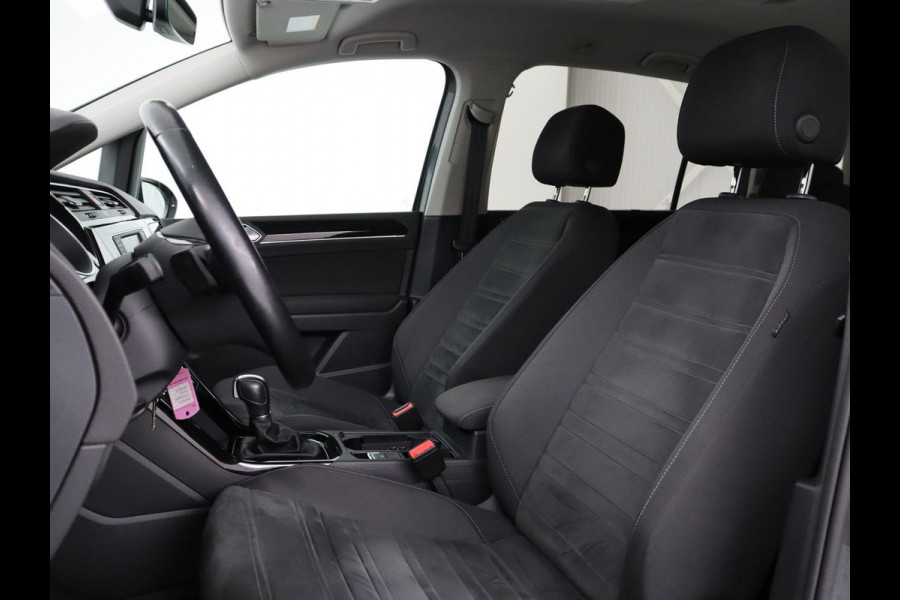 Volkswagen Touran 1.4 TSI R Line 7-persoons | Automaat | Stoelverwarming | Trekhaak | Camera | Massage | Adaptief LED | Parkeerhulp | Adaptive cruise