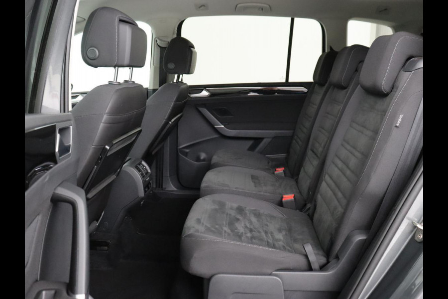 Volkswagen Touran 1.4 TSI R Line 7-persoons | Automaat | Stoelverwarming | Trekhaak | Camera | Massage | Adaptief LED | Parkeerhulp | Adaptive cruise