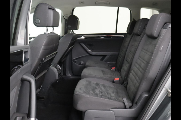 Volkswagen Touran 1.4 TSI R Line 7-persoons | Automaat | Stoelverwarming | Trekhaak | Camera | Massage | Adaptief LED | Parkeerhulp | Adaptive cruise