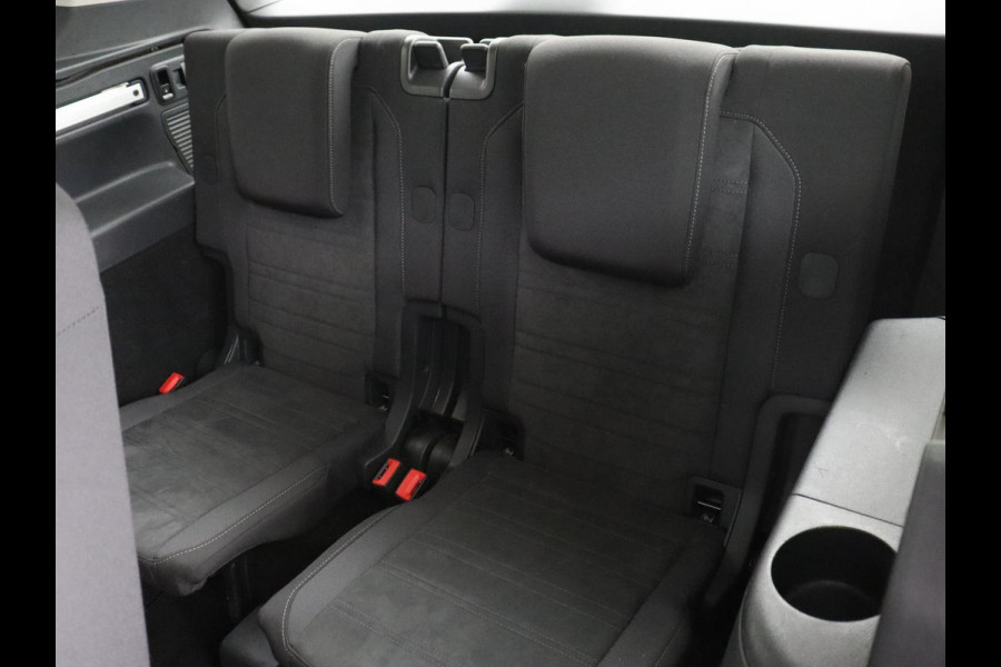 Volkswagen Touran 1.4 TSI R Line 7-persoons | Automaat | Stoelverwarming | Trekhaak | Camera | Massage | Adaptief LED | Parkeerhulp | Adaptive cruise