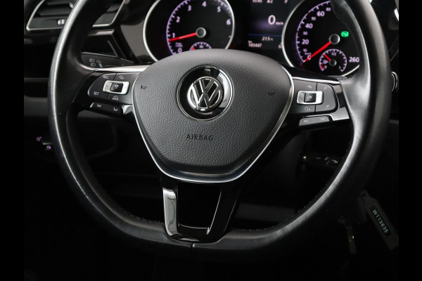 Volkswagen Touran 1.4 TSI R Line 7-persoons | Automaat | Stoelverwarming | Trekhaak | Camera | Massage | Adaptief LED | Parkeerhulp | Adaptive cruise