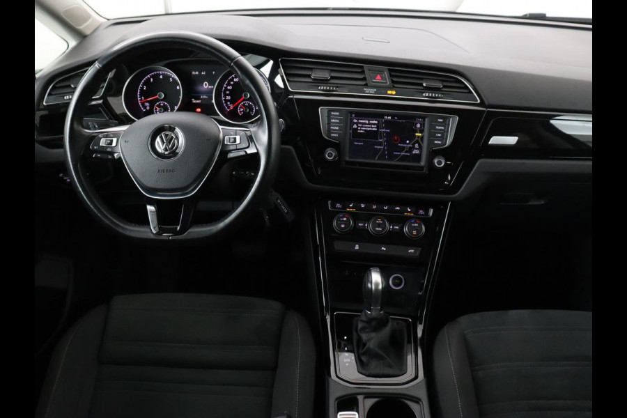 Volkswagen Touran 1.4 TSI R Line 7-persoons | Automaat | Stoelverwarming | Trekhaak | Camera | Massage | Adaptief LED | Parkeerhulp | Adaptive cruise