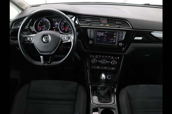 Volkswagen Touran 1.4 TSI R Line 7-persoons | Automaat | Stoelverwarming | Trekhaak | Camera | Massage | Adaptief LED | Parkeerhulp | Adaptive cruise