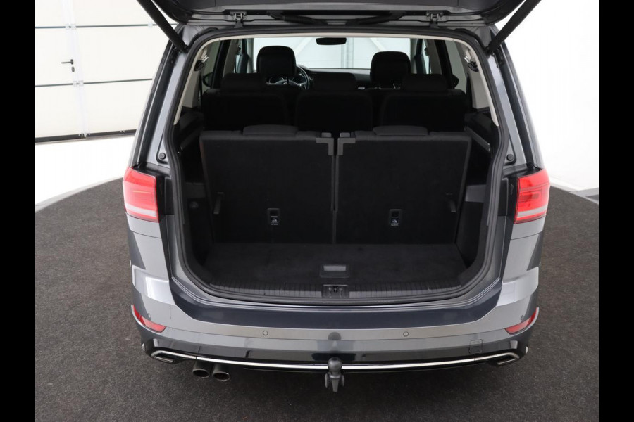Volkswagen Touran 1.4 TSI R Line 7-persoons | Automaat | Stoelverwarming | Trekhaak | Camera | Massage | Adaptief LED | Parkeerhulp | Adaptive cruise