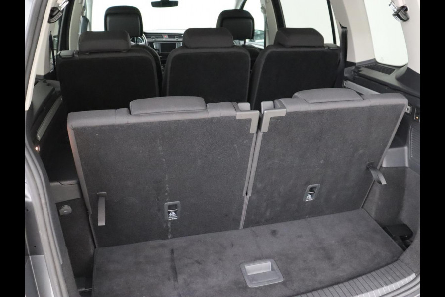 Volkswagen Touran 1.4 TSI R Line 7-persoons | Automaat | Stoelverwarming | Trekhaak | Camera | Massage | Adaptief LED | Parkeerhulp | Adaptive cruise
