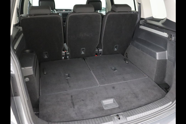 Volkswagen Touran 1.4 TSI R Line 7-persoons | Automaat | Stoelverwarming | Trekhaak | Camera | Massage | Adaptief LED | Parkeerhulp | Adaptive cruise