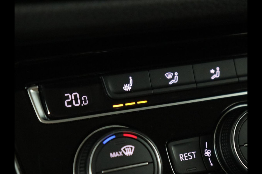 Volkswagen Touran 1.4 TSI R Line 7-persoons | Automaat | Stoelverwarming | Trekhaak | Camera | Massage | Adaptief LED | Parkeerhulp | Adaptive cruise