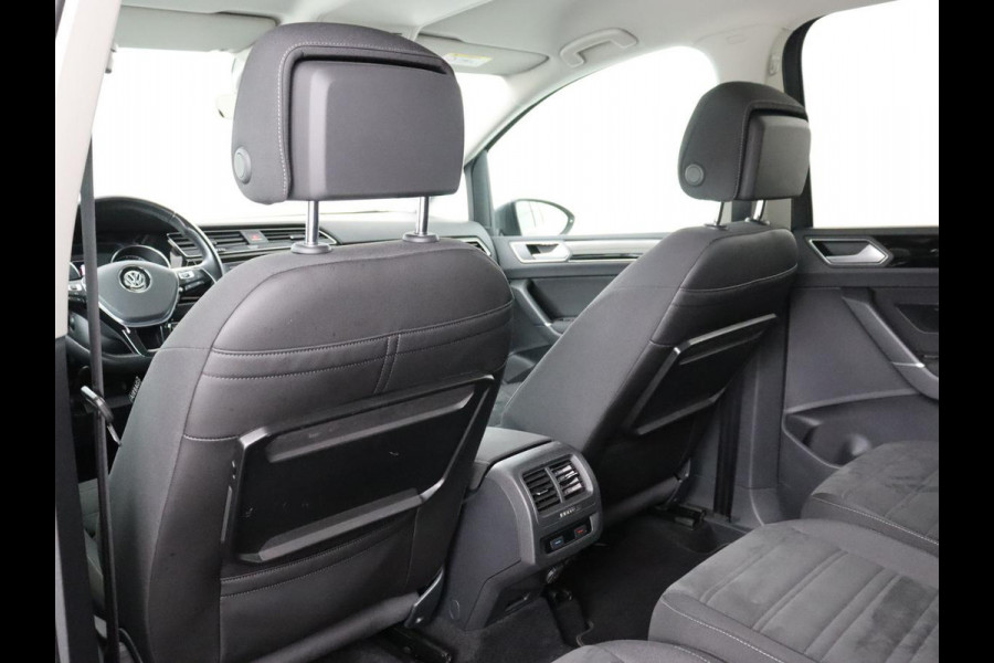 Volkswagen Touran 1.4 TSI R Line 7-persoons | Automaat | Stoelverwarming | Trekhaak | Camera | Massage | Adaptief LED | Parkeerhulp | Adaptive cruise