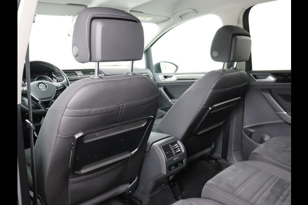 Volkswagen Touran 1.4 TSI R Line 7-persoons | Automaat | Stoelverwarming | Trekhaak | Camera | Massage | Adaptief LED | Parkeerhulp | Adaptive cruise