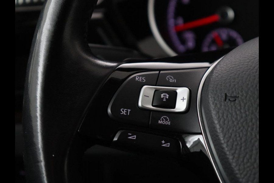 Volkswagen Touran 1.4 TSI R Line 7-persoons | Automaat | Stoelverwarming | Trekhaak | Camera | Massage | Adaptief LED | Parkeerhulp | Adaptive cruise
